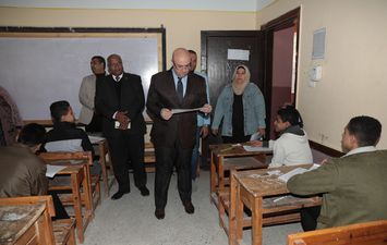 محافظ بني سويف يتابع امتحانات الصف الثالث الإعدادي ببني سويف 