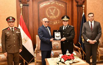 محافظ بورسعيد يقدم التهنئة لضباط وجنود وأفراد الشرطة
