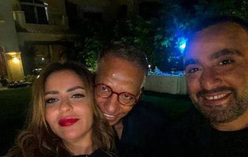 مها الصغير ووالدها وزوجها الفنان أحمد السقا 