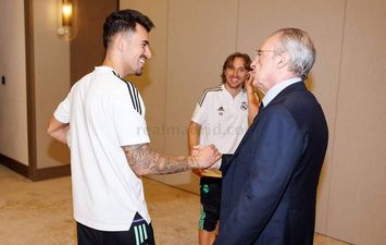بيريز مع لاعبي ريال مدريد