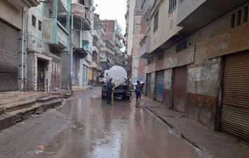 هطول أمطار وانتشار معدات 6 مدن لرفع المياه ومحافظ كفر الشيخ يعلن حالة الطوارئ 