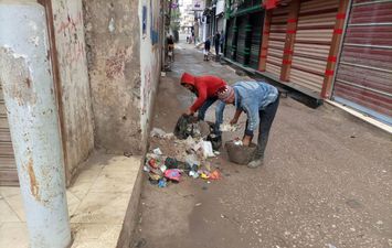 جهود متميزة لعمال النظافة في شوارع كفر الشيخ 