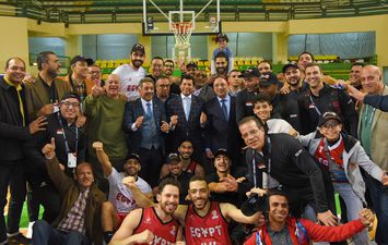 وزير الرياضة يحتفل مع فريق منتخب مصر لكرة السلة
