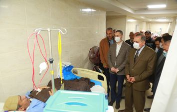 محافظ كفر الشيخ يتفقد مستشفى قلين التخصصي ويطمئن على المرضى وتوافر الأدوية وأكياس الدم   