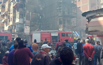 5 سيارات إطفاء تسيطر على حريق عقار خشبي قديم في بورسعيد