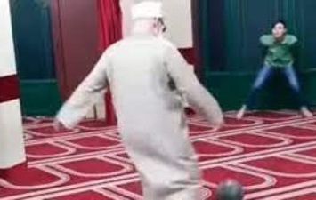 إمام يلعب كرة داخل المسجد
