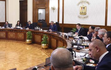رئيس الوزراء يترأس اجتماع لجنة متابعة توصيات المؤتمر الاقتصادي 
