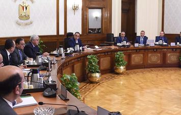 رئيس الوزراء يعقد اجتماعاً لاستعراض مشروع &quot;تصنيع سيارة كهربائية مصرية&quot; 