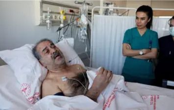  حسين بربر بعد إنقاذه من أنقاض زلزال تركيا