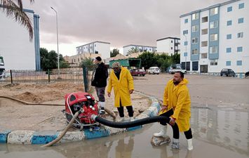 فرق الطوارئ تواصل جهودها في رفع تجمعات مياة الأمطار بمطروح 