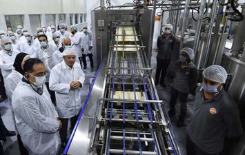 مدبولي يتفقد خطوط إنتاج المصانع الغذائية بـ6 أكتوبر