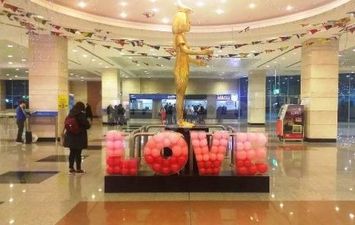 مطار القاهرة يتزين احتفالًا عيد الحب