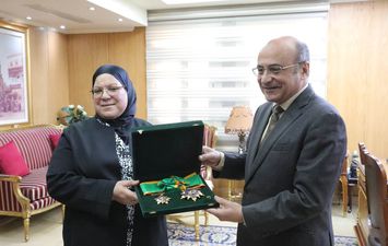 وزير العدل يسلم أسرة الراحل سعيد مرعي وسام الجمهورية من الطبقة الأولى