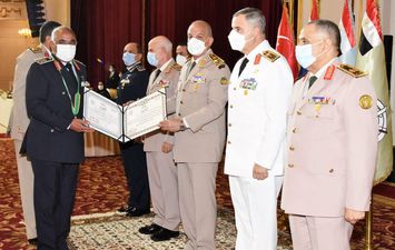  تكريم قادة القوات المسلحة المحالين للتقاعد