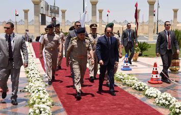 الرئيس السيسي يغادر مسجد المشير طنطاوي بعد أداء صلاة الجمعة (فيديو)