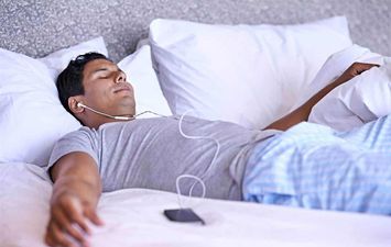 استخدام سماعات الرأس أثناء النوم
