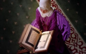 المرأة وقراءة القرآن