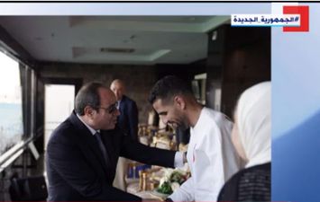 الرئيس السيسي يُصافح مؤمن زكريا في نهائي كابيتانو مصر 