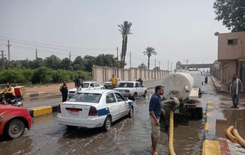 سحب مياه الأمطار بشوارع بنى سويف 