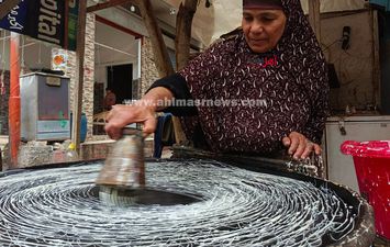 سيدة صناعة الكنافة بالمنوفية