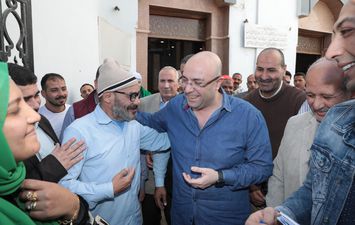 محافظ بني سويف يلتقي عدد من المواطنين والأهالى بعد صلاة الجمعة بمسجد أبو عجيزة 