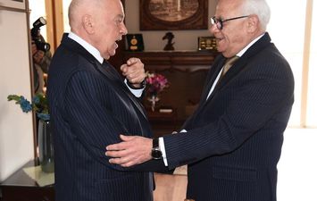 محافظ بورسعيد يستقبل نائب وزير الاتصالات 