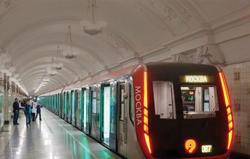 مراهق ينجو بأعجوبة تحت عجلات مترو الأنفاق