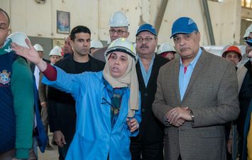 وزير الانتاج الحربي يفاجىء عمال مصنع 63 الحربي بجولة 