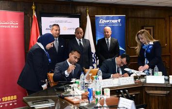 وزير الطيران المدني يشهد توقيع بروتوكول تعاون بين مصر للطيران وبنك مصر 