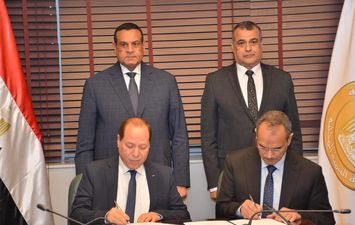 وزيرا التنمية المحلية والإنتاج الحربي يشهدان توقيع عقد اتفاق