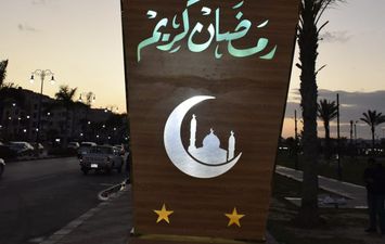محافظة بورسعيد تزين حديقة المنتزه بفانوس عملاق احتفالًا بقدوم رمضان