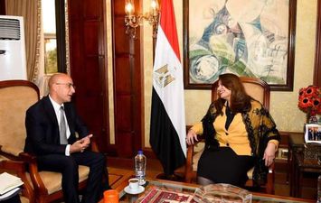 وزيرة الهجرة مع رجل الأعمال والمصرفي المصري وائل حسن