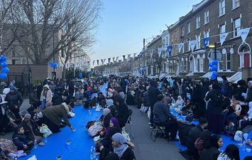 أحد أشهر مساجد لندن يجمع المسلمين وغيرهم على مائدة الإفطار