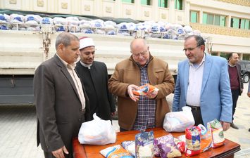 محافظ كفر الشيخ: توزيع 28 ألف و 200 شنطة رمضانية علي  الأسر المستحقة