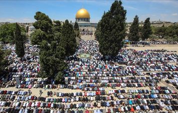 250 ألف فلسطيني يؤدون صلاة الجمعة الأخيرة من رمضان في المسجد الأقصى