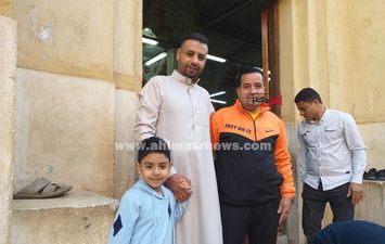 آباء يصطحبون أبناءهم لأداء صلاة العيد بكفر الشيخ 