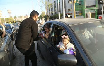 توزيع الورود  وكروت التهنئة على المارة احتفالا بعيد الفطر بكفر الشيخ 