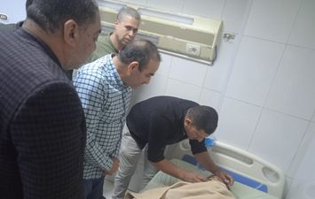 محافظ كفر الشيخ يطمئن على حالة 8 مصابين بينهم 6 أطفال بالمستشفى العام 