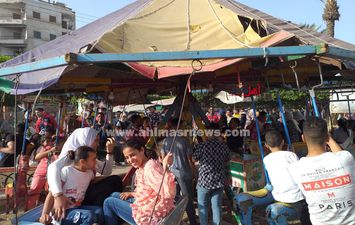 جانب من احتفالات المواطنين بالملاهي الشعبية ثالث أيام العيد  