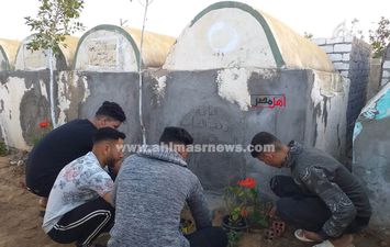أصدقاء الشباب الثلاثة ضحايا الغرق بكفر الشيخ يضعون الورود أمام قبورهم