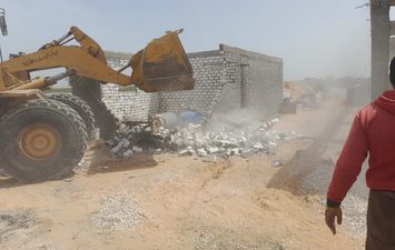 إزالة حالة تعدي على أرض زراعية في جمعية العبور جنوب بورسعيد على مساحة  250 م