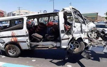 إصابة 16 في حادث تصادم ميكروباص وبنصف نقل بطريق الإسكندرية مطروح