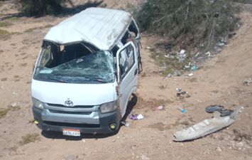 إصابة 13 شخص في حادث إنقلاب سيارة ميكروباص بالطريق الحر