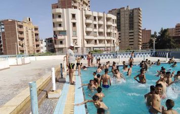 الأطفال يحتفلون بعيد الفطر المبارك بحمامات السباحة بمركز ومدينة الواسطى ببنى سويف 