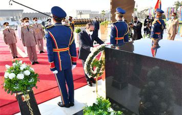 الرئيس يضع اكليل من الزهور على قبر الجندي المجهول