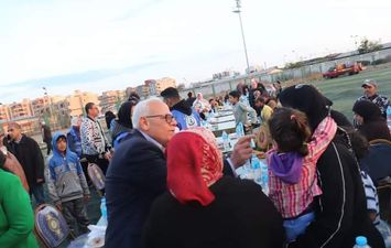 الغضبان على سفرة إفطار مشكاة نور مع أكثر من 2500  ضيف من الأسر التي ترعاها المؤسسة 