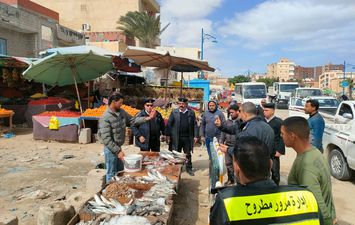 تحرير ٣٣٠ مخالفة اشغال ونظافة وبيئة بإجمالي مضبوطات ١١٨٠ حالة بمطروح