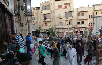 توافد المئات من المصلين لأداء صلاة عيد الفطر المبارك 