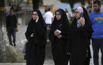 رئيس السلطة القضائية الإيرانية يهدد بمعاقبة من يرفضن الحجاب