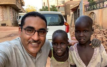 طبيب مصري يفتح عيادته الخاصة لاستقبال المصابين في حرب السودان